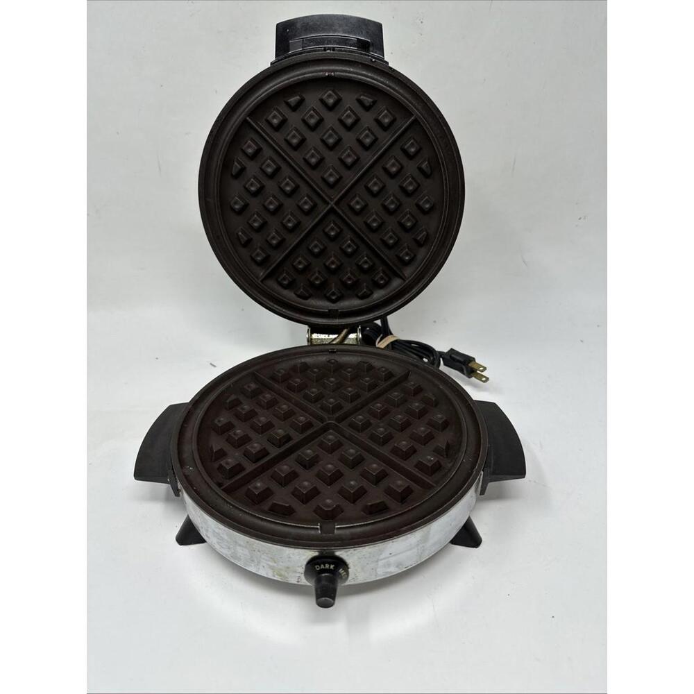 Vintage Toastmaster Waffle Iron Maker Non Stick Chrome W252C Round 8' Tested
